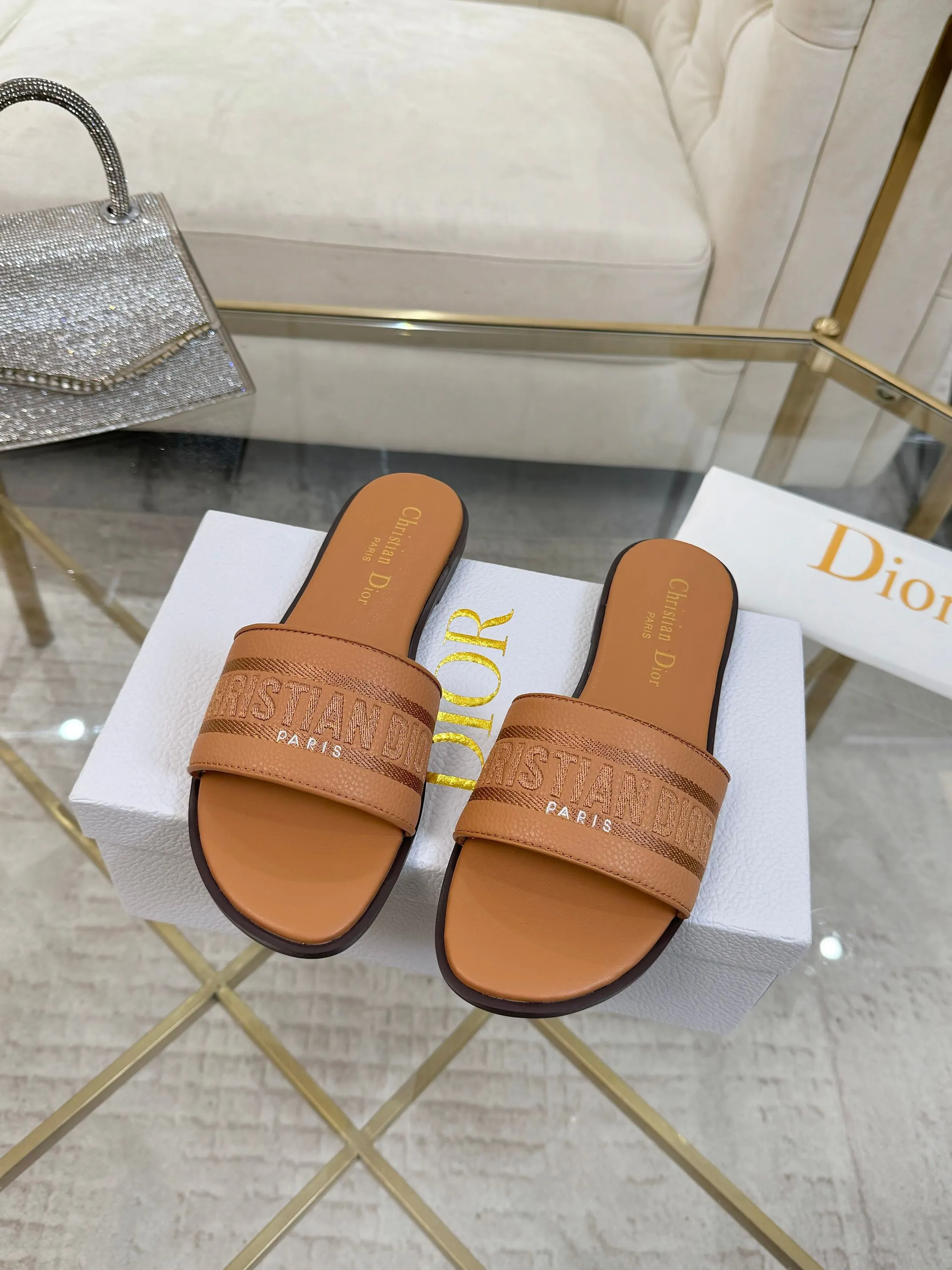 👟👟Ex-factory price 340👟👟 Genuine leather sole +40 Dior new style cowhide surface, sheepskin lining + embroidery process, 5 colors optional, code size 35-42, rubber sole, genuine leather sole +40